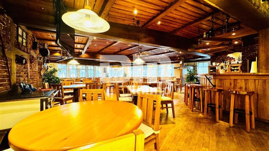 Hochwertiges effizientes Restaurant, Bar und große Wohnung mit Ausbaupotential und Terrasse - EG Restaurantbereich Hauptsaal / Theke / Kamin
